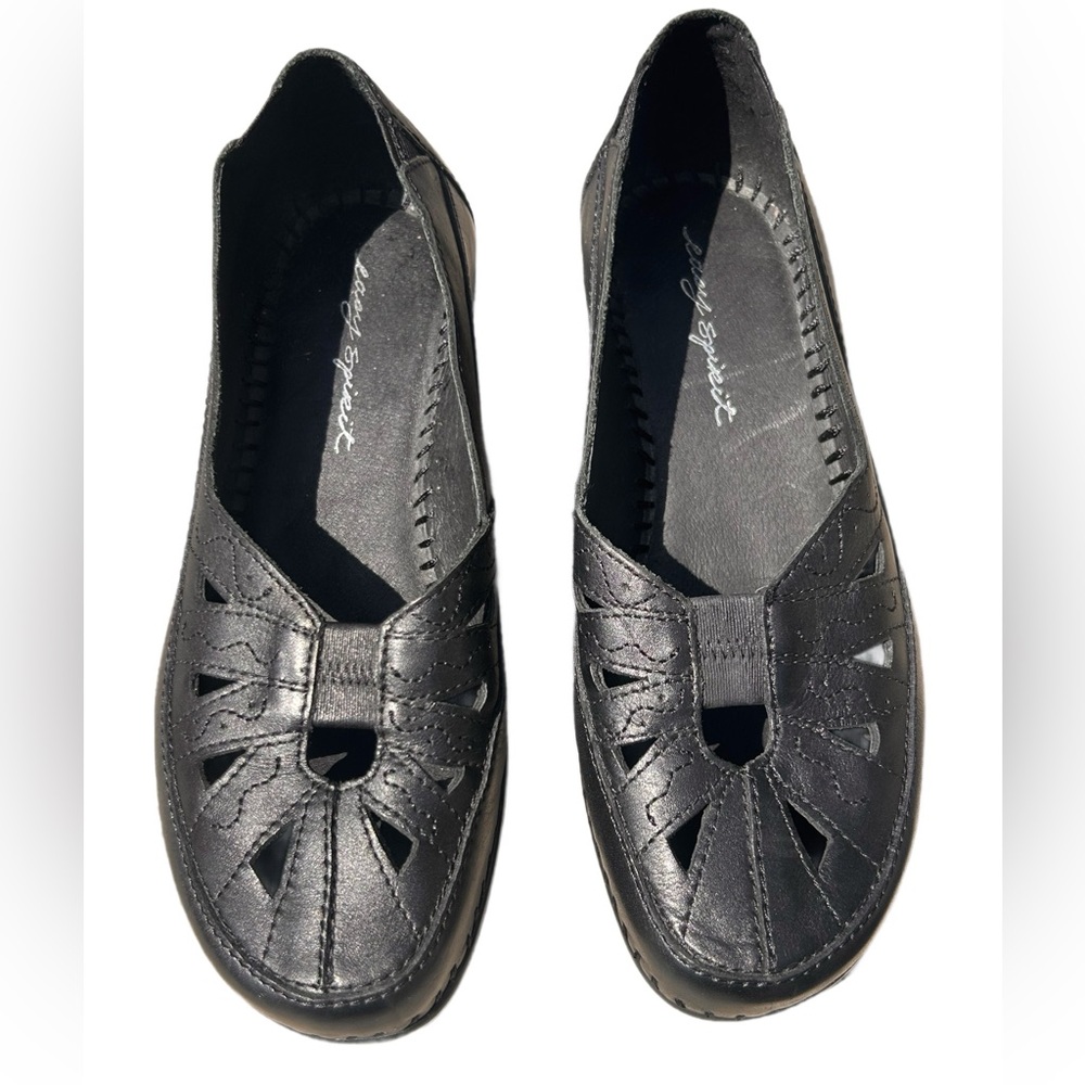 Easy Spirit Black Leather Cutout Slip-On Flats fits like a 7